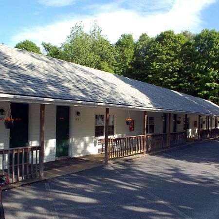 Maple Leaf Motel Schroon Lake Exterior photo