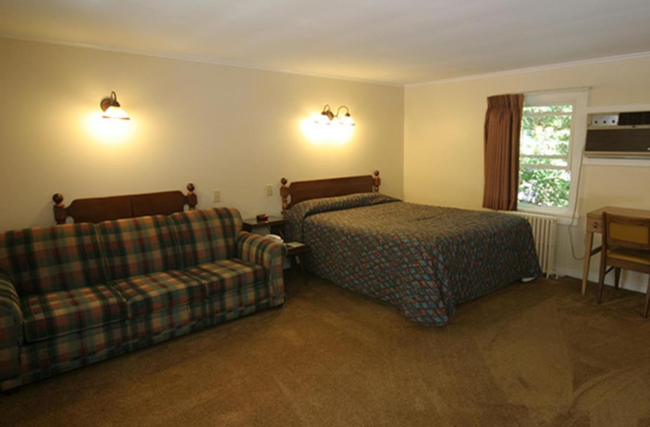 Maple Leaf Motel Schroon Lake Exterior photo
