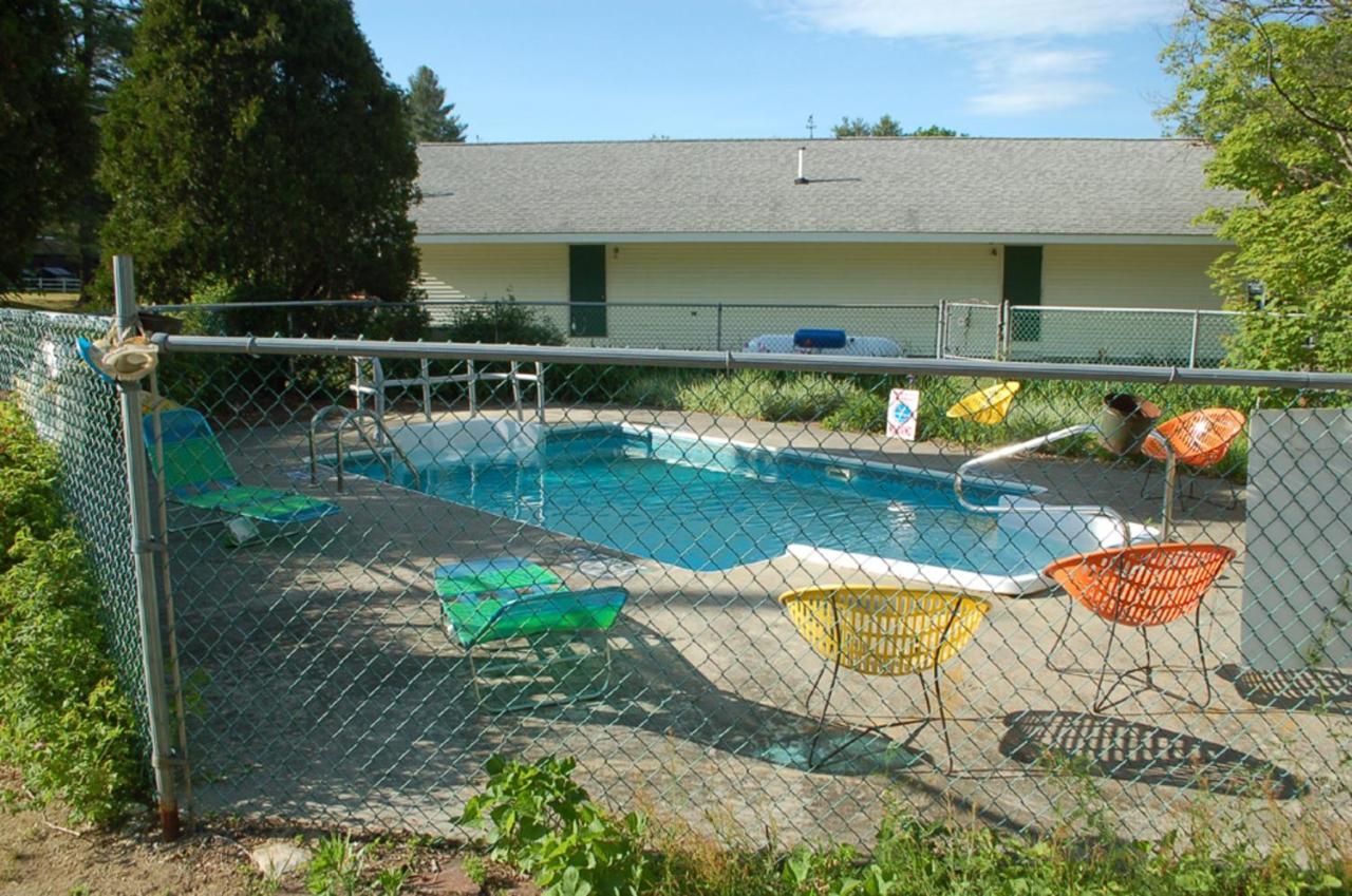 Maple Leaf Motel Schroon Lake Exterior photo