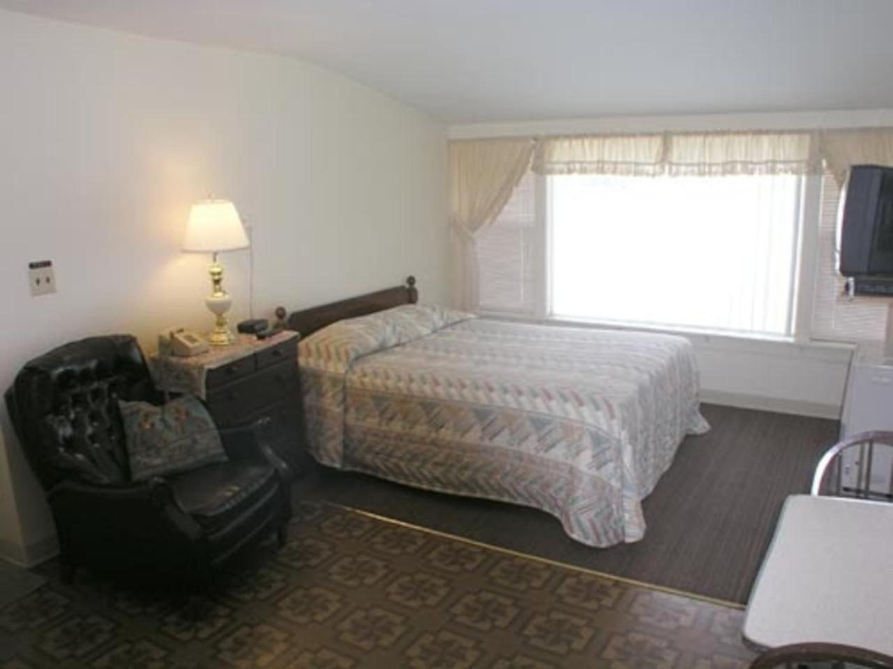 Maple Leaf Motel Schroon Lake Exterior photo