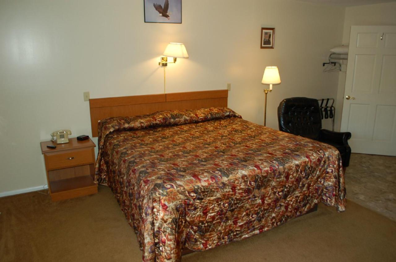 Maple Leaf Motel Schroon Lake Exterior photo
