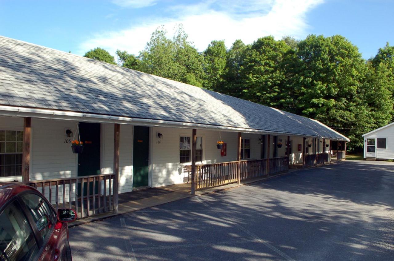 Maple Leaf Motel Schroon Lake Exterior photo